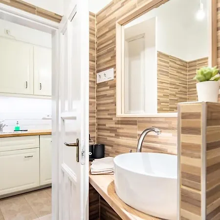 Convenient At Gastro Driven Location Budapesta